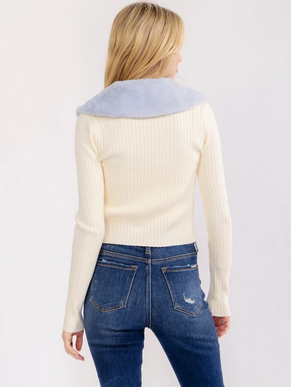 Cropped Ribbed Cardigan with Blue Faux-Fur Collar